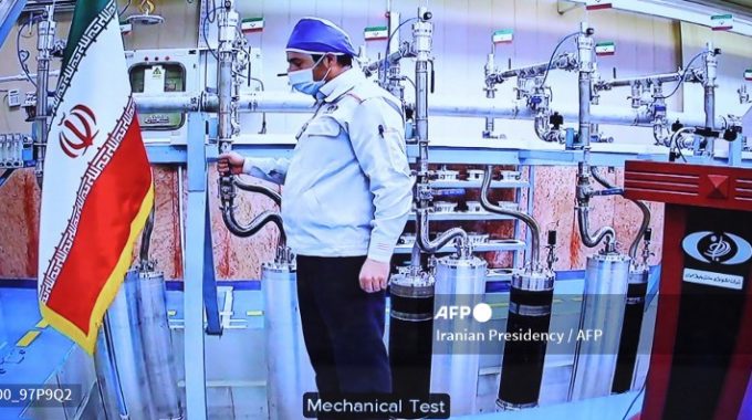 L’Iran raffina l’uranio come i Paesi che producono armi atomiche, ma riparte il negoziato