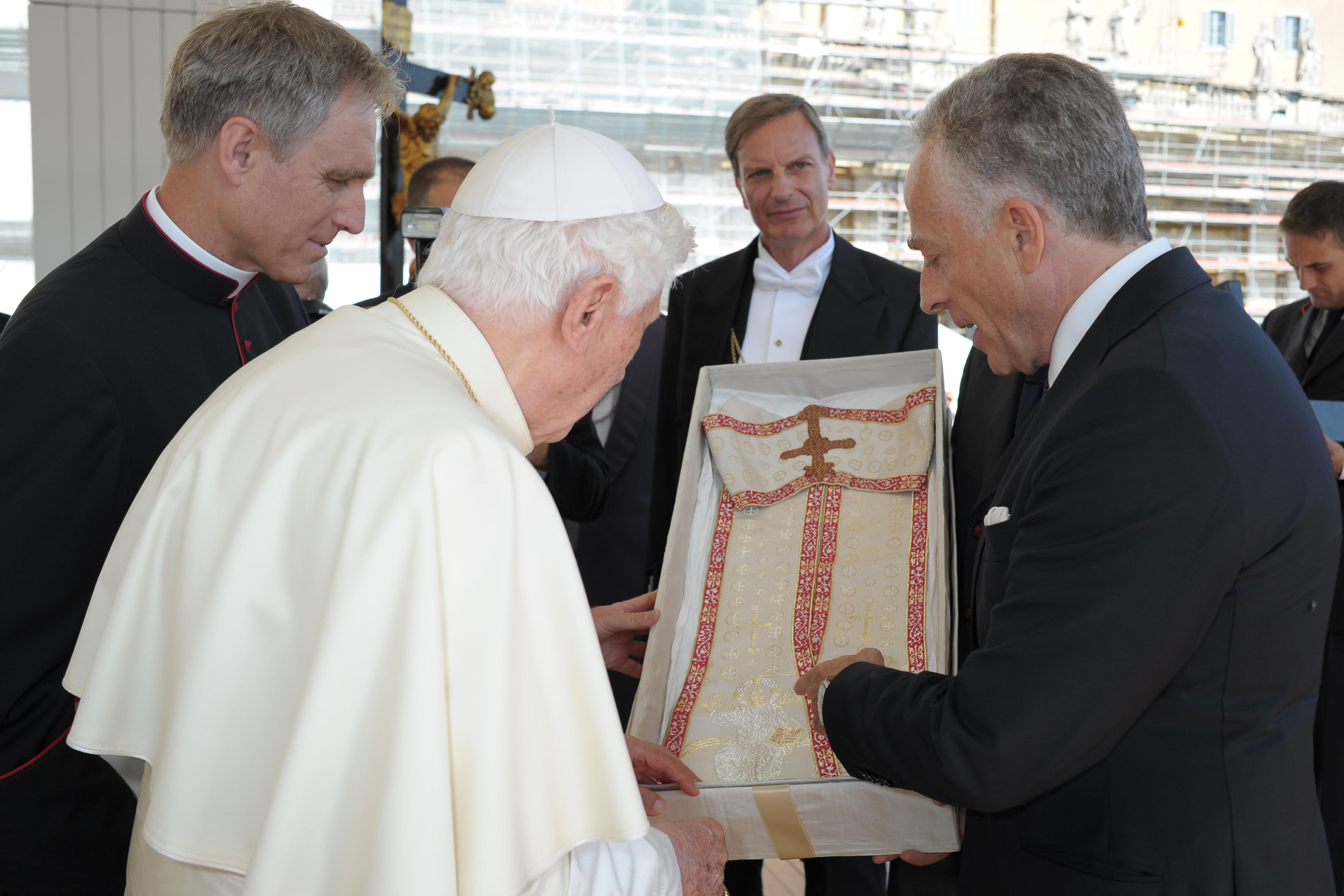 I responsabili della Fondazione Lisio Arte della Seta donano la stola a Benedetto XVI
