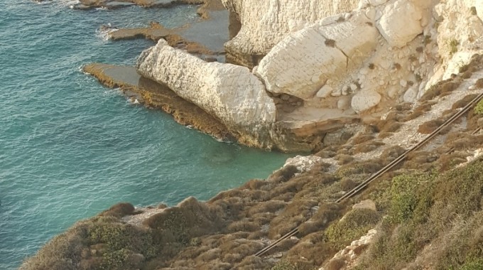 Ciò che resta del binario lungo il costone di roccia, tra Naqoura ed il confine sud