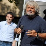 Beppe Grillo con Federico Pizzarotti (Ansa)