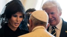 Melania Trump con il marito Donald e il Papa a Roma
