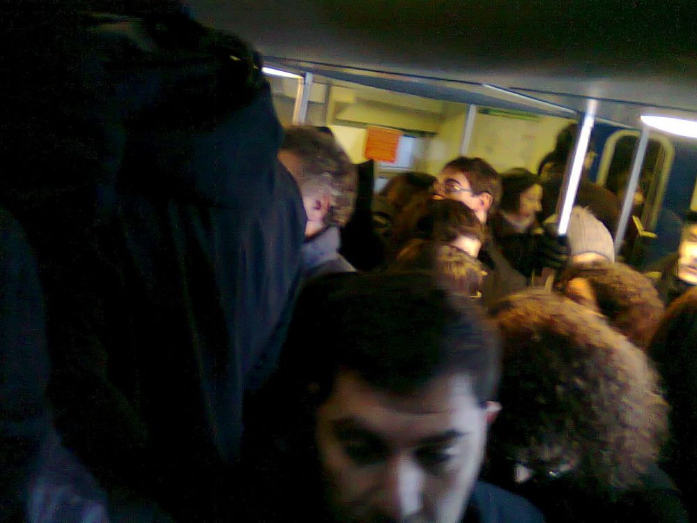 Passeggeri come sardine sul treno della vergogna