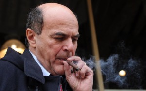 Pier Luigi Bersani, ex segretario del Pd, con l'immancabile sigaro.