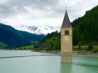 Val Venosta, il lago di Resia detto anche lago delle Fate