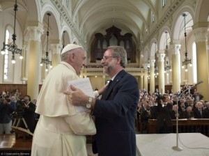 L'abbraccio del Papà con il moderatore valdese