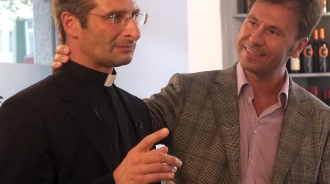 Monsignor Charamsa con il suo compagno Eduardo