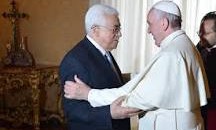 Abbraccio tra il Papa e Abu Mazen