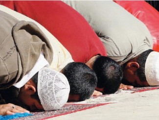 Musulmani in preghiera 