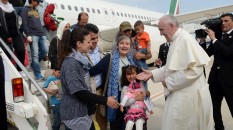 Papa Francesco accoglie i primi profughi siriani ospitati in Vaticano