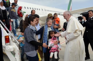 Papa Francesco accoglie i primi profughi siriani ospitati in Vaticano