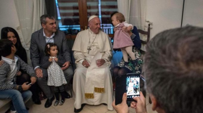 Il Papa nel 2016 a casa di alcuni preti sposati