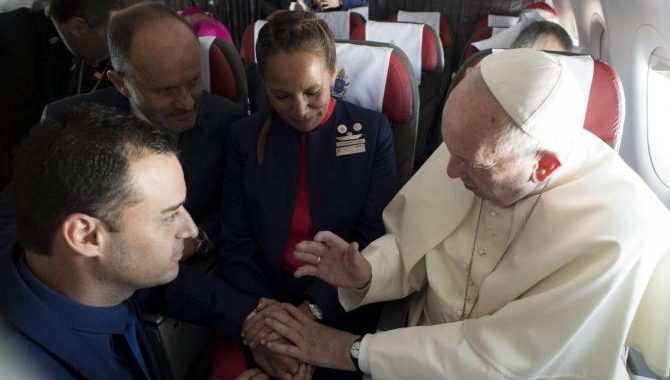 Il Papa sposa in aereo due assistenti di volo