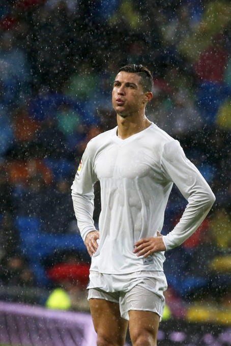 epa05648788 Real Madrid's Portuguese striker Cristiano Ronaldo reacts during the Spanish Primera Division soccer match between Real Madrid and Sporting Gijon at Santiago Bernabeu Stadium in Madrid, Spain, 26 November 2016.  EPA/KIKO HUESCA